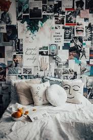 Vintage living room décor for book lovers! Grunge Vintage Aesthetic Bedroom Decor Trendecors