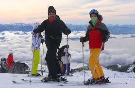 En 2003 había conseguido la casa, el hijo, el trabajo, premios, plata, pero era la persona más infeliz del mundo. Julian Weich Junto A Su Hijo En Bariloche Gente Online