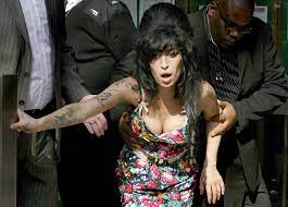 Winehouse brak door in 2007 met haar album back to black.andere hits waren you know i'm no good, valerie en rehab. Amy Winehouse Bbc Dokumentation Erinnert An Die Sangerin Der Spiegel