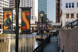 The city's population is 594,833 with an estimated total of 1,572,245 in the milwaukee metropolitan area (2010). Milwaukee S Downtown Riverwalk What To Do