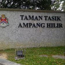 Taman tasik ini terletak berhampiran dengan pusat membeli belah ampang point,taman ini merupakan tempat istirehat untuk semua lapisan masyarakat.taman ini mempunyai persamaan dengan taman tasik kepong kerana trek. Taman Tasik Ampang Hilir Park