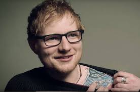 Foto Von Ed Sheeran Zeigend Auf Sein Tattoo Auf Dem Schulter Picture Tattoos Meaningful Tattoos Tattoos