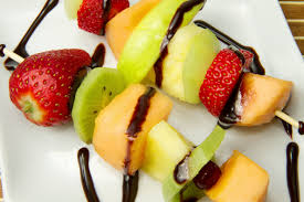 Brochettes Aux Fraises Melon Et Chocolat Recette Encas Sains Brochette Recettes De Cuisine