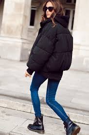 When styling doc martens i find that you need to either pair them with a slimmer pair of jeans, cropped pants, or a regular pair of jeans that you roll up / pin roll. Avec Quoi Porter Des Doc Martens 8 Idees Looks Femme Taaora Blog Mode Tendances Looks