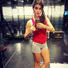 Figlia di un dirigente rai, si diploma nel 2006 all'accademia nazionale di arte drammatica. Veronica Gentili La Passione Per Il Fitness Dilei