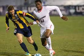 17 nisan 1995 yılında kanada'nın brampton kasabasında doğan cyle larin, santrafor olarak görev. Former Uconn Soccer Star Cyle Larin At The Center Of Major Contract Dispute The Uconn Blog