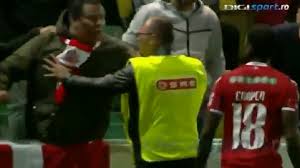 It is offered as a set of sports channels. Insultan Y Escupen A Mediocampista Armando Cooper En Segundos Panama