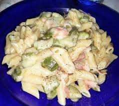 D onneksi satuin kaupasta löytämään sopivan pienen ja maukkaan oloisia kesäkurpitsoja, ettei tarvinnut vallan jättää toiseen kertaan. Pasta Con Zucchine Pancetta E Panna Step 1
