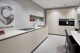 Rotpunkt Musterkuche Optimierte Zeilenlosung Mit Gerateschrank Dd09 Ausstellungskuche In Dusseldorf Von Thelen Kuchen In 2020 Musterkuchen Gerateschrank Haus Deko