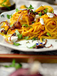 Kurbis Pasta Mit Creme Fraiche Frittierten Roten Zwiebeln Und Ziegenfrischkase Stilettos Sprouts Rezept Kurbis Pasta Ziegenfrischkase Italienische Gerichte