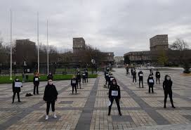 Franchir la porte d'un commissariat pour un renseignement semble banal. Au Havre Le Parvis De La Mairie Transforme En Piste De Danse Par Les Professionnels En Detresse 76actu