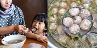 Tumis bumbu yang sudah di haluskan tadi sampai wangi. 5 Resep Kuah Bakso Yang Endeus Bikin Yuk Bunda