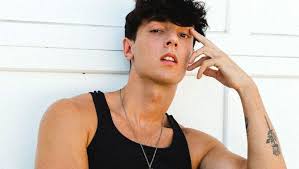 Addison is one of the most popular young social media stars who boasts an impressive fan base on tiktok. Bryce Hall Wegen Addison Rae Er Zofft Sich Mit Einem Rapper Bunte De