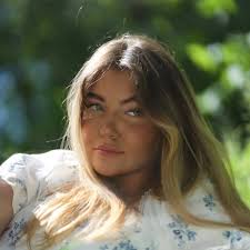 Bella Moss (@bellamoss.music) • Instagram photos and videos