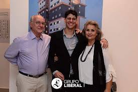 Fernando botero angulo (born 19 april 1932) is a colombian figurative artist and sculptor, born in medellín.his signature style, also known as boterismo, depicts people and figures in large, exaggerated volume, which can represent political criticism or humor, depending on the piece. 05 Jose Fernando Perez O Neto Victor E A Esposa Lilian Perez Joao Carlos Nascimento O Liberal O Liberal