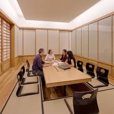 This Japanese Dining Room Has Chairs On The Ground Surrounding The Low Table And Light Wood Japanese Dining Table Japanese Restaurant Design Tatami Room