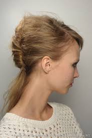 Contemporaneamente bisogna far scaldare una . Lo Chignon Morbido A Banana