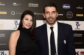 Secondo quanto riferisce ilaria d'amico, quando buffon è davanti ai microfoni di sky, viene trattato come un qualunque altro calciatore e non ci sono interferenze tra i loro mestieri, per quanto. Chi E Ilaria D Amico Conduttrice Di Sky E Compagna Di Buffon