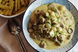 La blanquette de veau est un délicieux ragoût de veau délicat dans une sauce crémeuse. Recette Blanquette De Veau Facile Au Cookeo