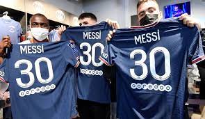 Lionel messi mit der nummer 10 auf seinem fc barcelona trikot (foto shutterstock) wer trägt die rückennummer 10 in der bundesliga? Jerr00o0zbfalm