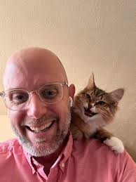 Glamour shot for this handsome mantis who I'm calling Fabio.