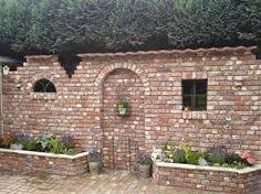 Bildergebnis Fur Ruinenmauer Aus Alten Abbruchziegeln Ruinenmauer Steinmauer Garten Gartenmauern