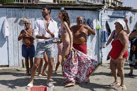 #51 gifs of michele morrone in various music videos as himself can be found in the source link. Dolce Und Gabbana Kehren Nach Neapel Zuruck Neue Sommerkampagne Mit Michele Morrone Napolike It