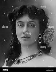 English: Suzanne Avril was the stage name of Suzanne Garnier de la Roche  Tardieu de Maleissye, born in Paris