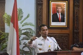 Pada surat edaran ini dijelaskan bahwa kegiatan ini sebagai berikut, gerakan jateng di rumah saja merupakan gerakan bersama seluruh komponen masyarakat di jawa pemerintah kota solo awalnya menolak, namun akhirnya luluh juga dan siap mendukung jalanya gerakan jateng di rumah saja. Berita Bupati Batang Jateng Dirumah Saja Penerapannya Berbeda Dengan Melihat Kondisi Lokal Masyarakat Kanal Berita Pemkab Batang
