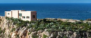 Il blu vacanze residence offre appartamenti climatizzati con vista sul mare o sul giardino, a 150 metri dalla spiaggia libera di sabbia e a 10 minuti a piedi dal centro di favignana. Hotel Resort Favignana Appartamenti In Residence Sul Mare