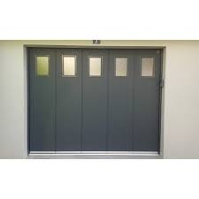 Porte De Garage Laterale Avec Hublots De Forme Rectangulaires Et Rainures L Teinte Gris Porte Garage Porte De Garage Sectionnelle Garage