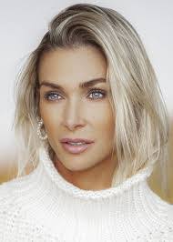 Julie Lessard's Instagram, Twitter & Facebook