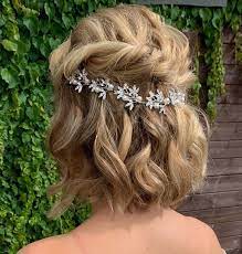 Use a thick rubberband in order to secure all your hair on top of your head tightly. 40 Trendy Wedding Hairstyles For Short Hair Every Bride Wants In 2021