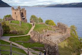 Verbringen sie zeit am loch ness, der weithin als schottlands berühmtester see gilt, und erkunden sie fort augustus auf eigene faust. Urquhart Castle Burg Mit Blick Uber Loch Ness