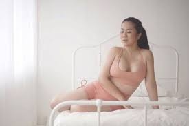 Sebulan Tinggalkan Instagram Tante Ernie Kembali dengan Pose di Ranjang,  Warganet Takut Batal Wudhu