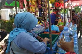 Pedagang asongan kembali menuntut kompensasi. Cuan Pedagang Asongan Berjualan Saat Demo Rela Tempuh Jarak Jauh