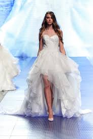 Abito corto davanti lungo dietro penny. Sfilate Sposa 2016 L Abito Asimmetrico Corto Davanti E Lungo Dietro Con Strascico Abiti Da Sposa Asimmetrici Abiti Da Sposa Sposa