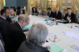 Elle conduira à une défense commune, dès lors que le conseil européen, statuant à l'unanimité les missions de conseil et d'assistance en matière militaire, les missions de prévention des conflits et de. L Executif A L Offensive Pour Le Premier Conseil De Defense Ecologique