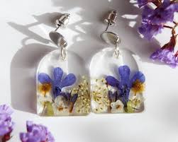 Nuevos modelos de aritos 🫶🏻 para todos los gustos 1) Jardín floral  (lobelia, aromo, no me olvides blanca, hoja, flor de zanahoria, aliso, verónica)  Valor: $7900 2) Hortensia + zanahoria silvestre Valor: