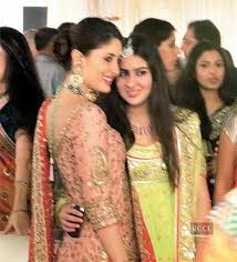 Kareena Kapoor Poses With Saif S Daughter Sara Ali Khan During Her Wedding Reception Held In Delhi Bollywood Wedding Kareena Kapoor Bollywood