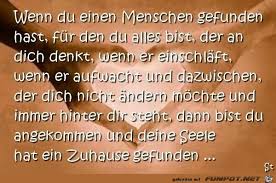Sie ist tot, ihr arm baumelt von bett. Zuhause