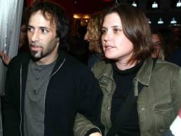 הוא איש קשוח, יסודי, עומד על עמדותיו. Mako