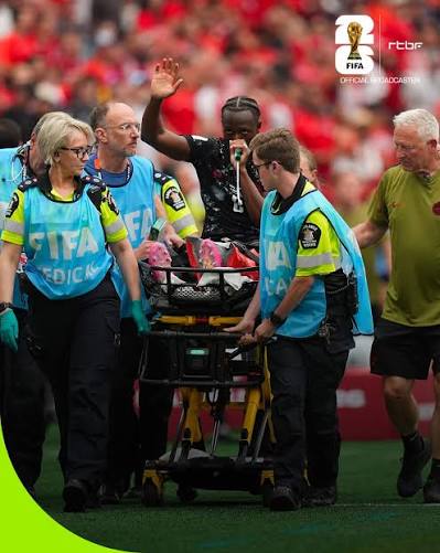 C'est la triste image de cette nuit à la Coupe du monde 2026. 😔 Ismaël Koné  a du être évacué en civière suite à une très grave blessure à la jambe à