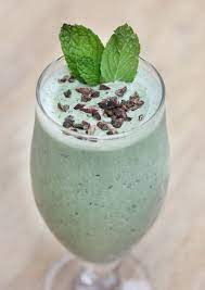 Cafe Gratitude S I Am Cool Mint Chocolate Chip Milkshake With Vitamineral Green And Raw Cacao Nibs Yum Mint Chocolate Chips Raw Food Recipes Mint Chocolate