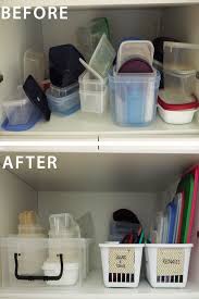 Vamos a ver algunas interesantes ideas para reformar la cocina que pueden sernos útiles. How To Organise The Food Storage Containers Separate Containers From Lids To Create An Easy T Kitchen Organization Home Organisation Storage And Organization