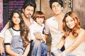 Bukan hanya karena parasnya yang siap membuatmu meleleh, tapi juga bakatnya di dunia hiburan yang tak perlu diragukan lagi. 3 Arti Nama Anak Shah Rukh Khan Indah Didengar Sekaligus Bermakna