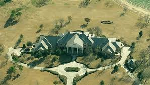 Joel osteen, the celebrity pastor who runs a megachurch called lakewood in central houston, announced that the church is now open to people who need shelter from the devastating flooding of tropical storm harvey. Pin On Houses Mansions