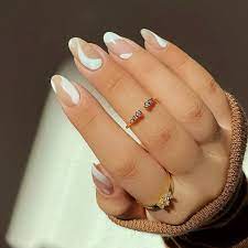 Se llevan los diseños variados como tener unas uñas en blanco y otros en otro color, o al revés. 10 Disenos De Unas En Color Blanco Para Un Manicure Limpio Y Delicado