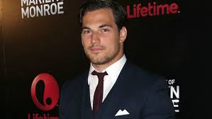 There S A New Doctor On Grey S Anatomy And He S Hot Af Hot Doctor Greys Anatomy Giacomo Gianniotti