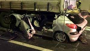 Secondo quanto ricostruito un autotreno avrebbe tamponato una. Incidente A1 Oggi Sulla Variante Di Valico Auto Sotto Al Tir Muore Giovane Di 25 Anni